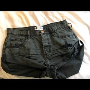 DISTRESSED CROP SHORTS